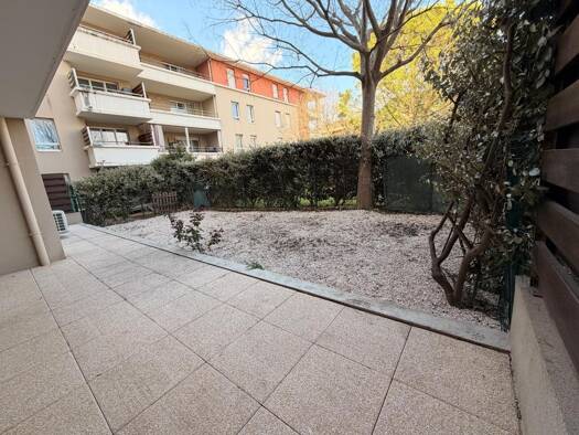 Appartement à louer 1 020 € 3 pièces 2 chambres 68,5 m² RDC ZI Le Tubé-La Bayanne Istres 13800
