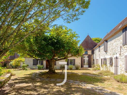 Maison à vendre 630 000 € 12 pièces 7 chambres 450 m² 20 093 m² de terrain Sauveterre-de-Béarn 64390