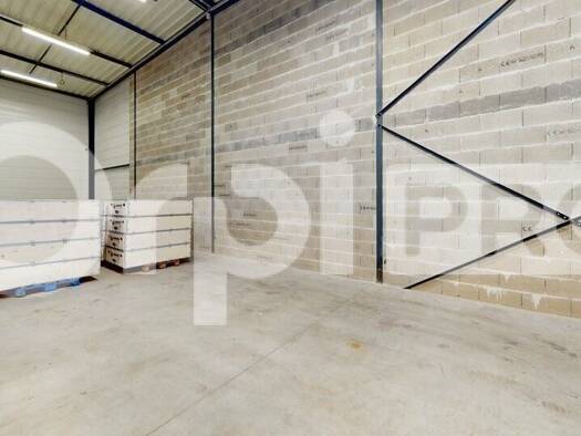 Local d'activités à louer 2 000 € 230 m² d'espace de stockage Neuville-sur-Saône 69250