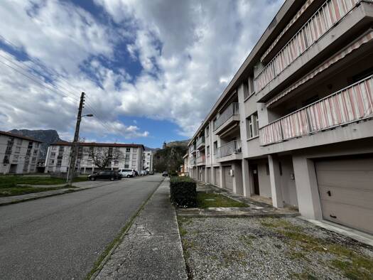 Appartement à vendre 99 000 € 3 pièces 2 chambres 76 m² Étage 2/2 Tarascon-sur-Ariège 09400