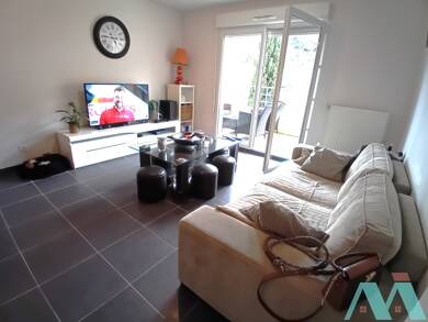 Appartement à louer 750 € 2 pièces 1 chambre 43 m² Étage 1/3 Le Luc 83340
