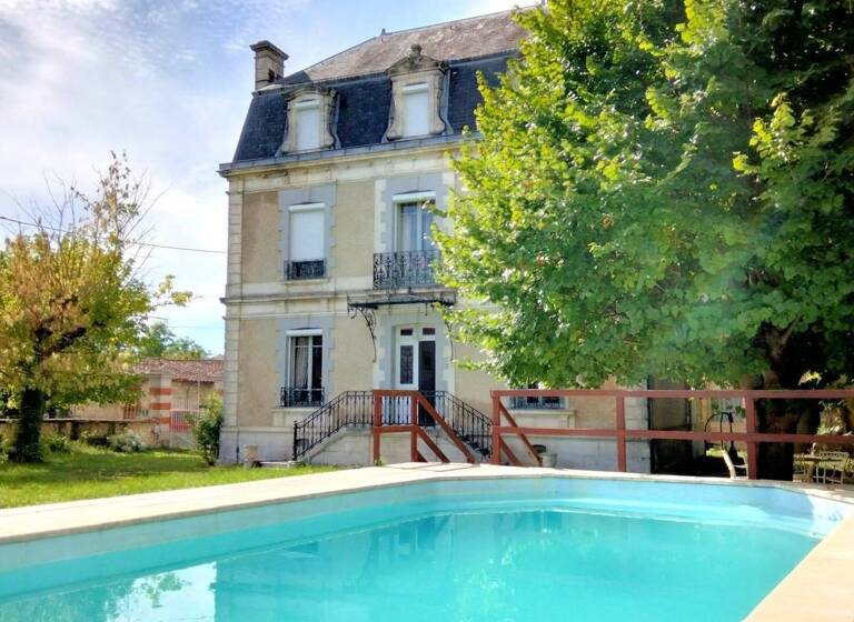 Maison à vendre 283 500 € 7 pièces 5<br/>chambres 170 m²<br/>superficie 1 577 m²<br/>terrain Aigre 16140