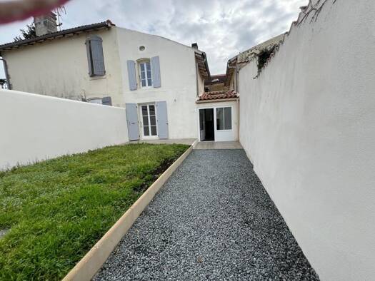 Maison de ville à vendre 189 000 € 3 pièces 2 chambres 77,5 m² 150 m² de terrain Centre Ville Saint-Jean-d'Angély 17400