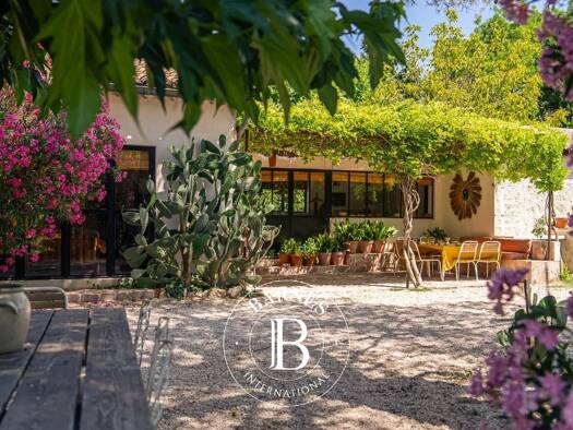 Maison de plain-pied à vendre 1 315 000 € 6 pièces 5 chambres 180 m² 5 431 m² de terrain Eygalières 13810