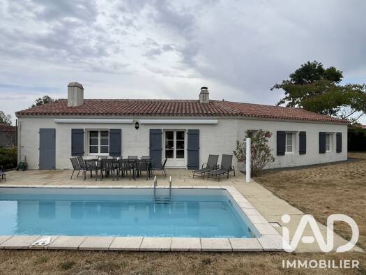 Maison de plain-pied à vendre 249 500 € 6 pièces 4 chambres 117 m² 1 243 m² de terrain Chantonnay 85110