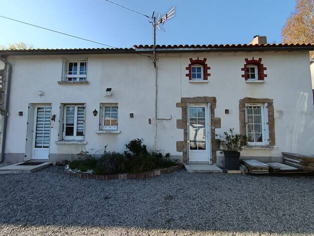 Maison à vendre 135 200 € 3 pièces 2 chambres 95 m² 2 749 m² de terrain Chanteloup 79320