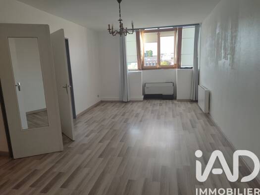 Appartement à louer 880 € 3 pièces 2 chambres 71 m² Étage 4/4 Haute Ville-Basse Ville Chartres 28000