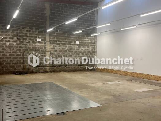 Local commercial à louer 2 330 € 360 m² de surface de vente Hors Centre Ville Le Coteau 42120