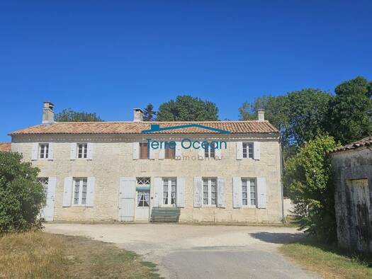 Maison à vendre 278 000 € 6 pièces 5 chambres 155 m² 5 652 m² de terrain Saint-Romain-de-Benet 17600