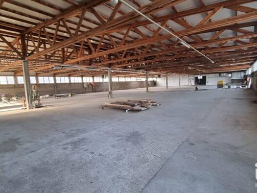 Local d'activités à louer 3 000 € 1 886 m² d'espace de stockage Gondreville 45490