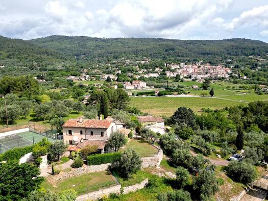 Villa à vendre 950 000 € 8 pièces 4 chambres 185 m² 7 000 m² de terrain Callas 83830