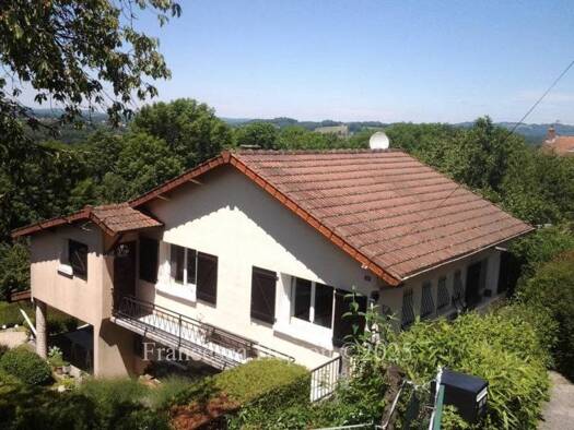 Maison à vendre 98 280 € 4 pièces 3 chambres 120 m² 677 m² de terrain Bourganeuf 23400