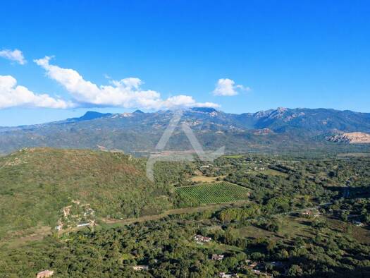 Terrain constructible à vendre 376 400 € 8 400 m² de terrain Figari 20114