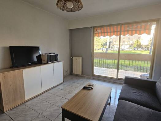 Appartement à louer 590 € 1 pièce 23,6 m² RDC Est Peymeinade 06530