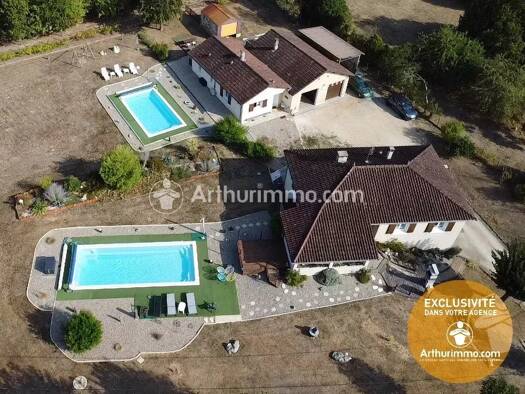 Maison de plain-pied à vendre 451 500 € 8 pièces 6 chambres 239 m² 4 865 m² de terrain Saint-Astier 24110