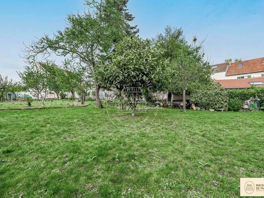 Maison à vendre 695 000 € 8 pièces 4 chambres 192 m² 923 m² de terrain Le Village Noisy-le-Roi 78590
