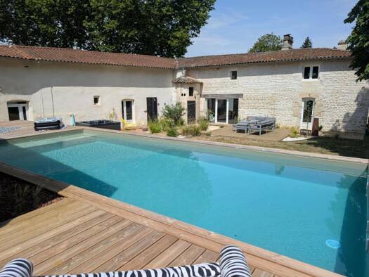 Maison à vendre 549 000 € 6 pièces 4 chambres 330 m² 9 245 m² de terrain François 79260