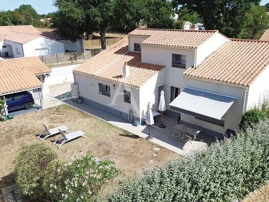 Maison à vendre 284 500 € 6 pièces 4 chambres 149 m² 717 m² de terrain La Chapelle-Hermier 85220