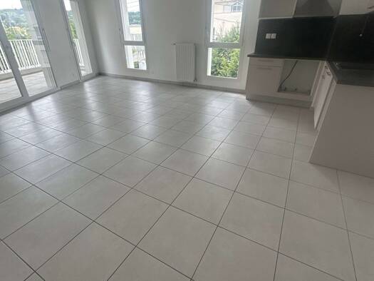 Appartement à louer 962 € 4 pièces 3 chambres 86 m² Étage 2/3 Centre et RN La Verpillière 38290