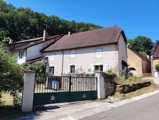 Maison à vendre 262 500 € 7 pièces 2 chambres 150 m² 669 m² de terrain Frontenay 39210
