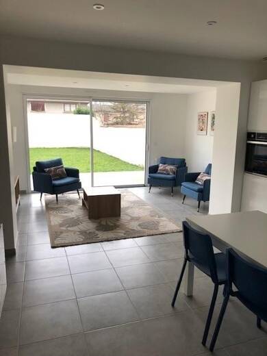 Appartement à louer 1 395 € 3 pièces 2 chambres 69,9 m² RDC/1 Azieu Genas 69740