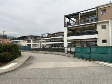 Appartement à louer 1 700 € 3 pièces 2 chambres 67 m² RDC Valleiry 74520