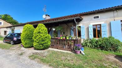 Maison de plain-pied à vendre 302 100 € 6 pièces 3 chambres 176 m² 8 646 m² de terrain Aubeterre-sur-Dronne 16390
