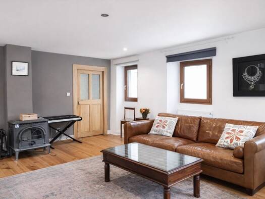 Maison à louer 2 750 € 5 pièces 240 m² Versonnex 01210