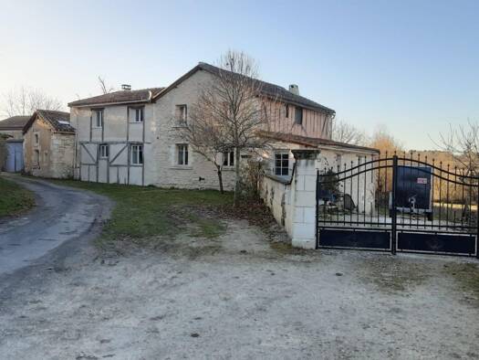 Maison à vendre 355 100 € 9 pièces 6 chambres 218 m² 1 490 m² de terrain Saint Privat en Périgord 24410