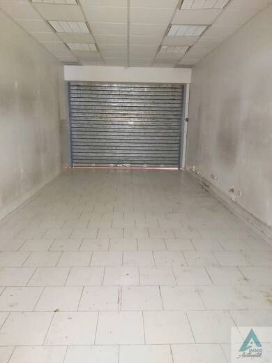 Local commercial à louer 896 € 46 m² de surface de vente La Destrousse 13112