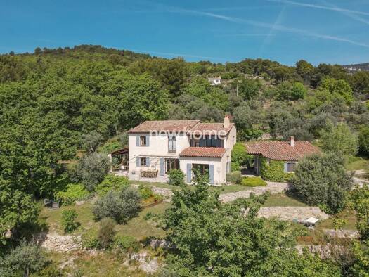 Maison à vendre 740 000 € 8 pièces 4 chambres 186 m² 6 500 m² de terrain Seillans 83440