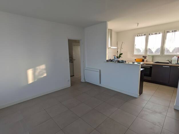 Appartement à vendre 145 800 € 4 pièces 2 chambres 68 m² Étage 3/3 Ouest Tonnay-Charente 17430