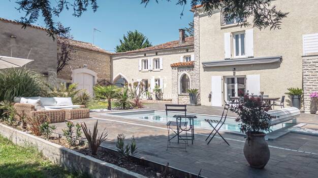 Maison à vendre 699 600 € 12 pièces 7 chambres 365 m² 1 851 m² de terrain Champniers 16430