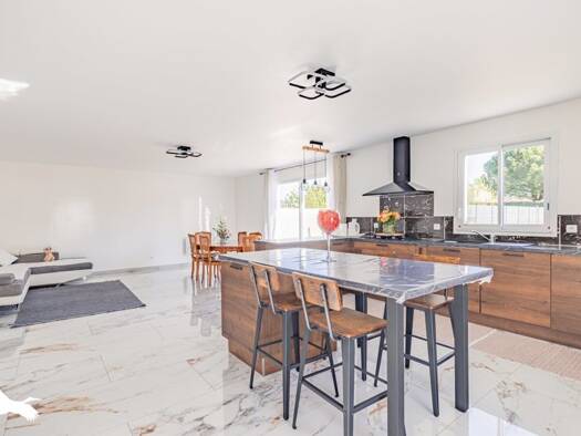 Maison de plain-pied à vendre 213 000 € 3 pièces 2 chambres 88 m² 1 246 m² de terrain Bords 17430