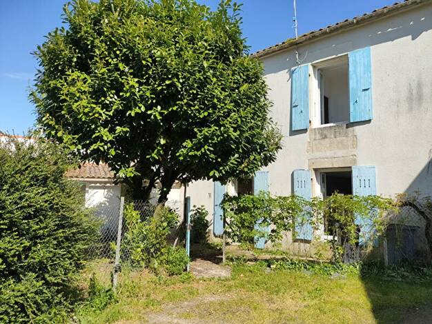 Maison à vendre 128 400 € 4 pièces 2 chambres 98 m² 300 m² de terrain Est-Port Lucon 85400