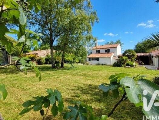 Maison à vendre 289 500 € 6 pièces 3 chambres 144 m² 1 070 m² de terrain Le Girouard 85150
