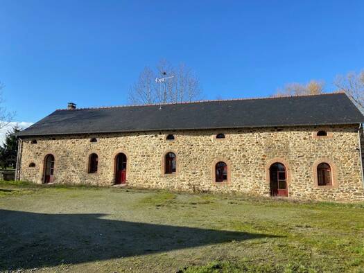 Maison à vendre 319 280 € 4 pièces 3 chambres 146 m² 10 017 m² de terrain Saint Pierre la Cour 53410