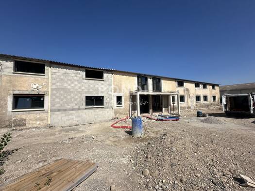 Espace bureau à vendre 467 500 € 110 m² de bureaux divisible jusqu'à 1 m² Pertuis 84120