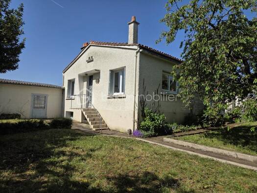 Maison de plain-pied à vendre 98 000 € 4 pièces 3 chambres 88 m² 523 m² de terrain Civray 86400