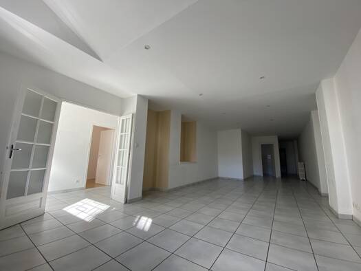 Appartement à louer 1 180 € 5 pièces 3 chambres 125,5 m² RDC/3 Belfort 90000