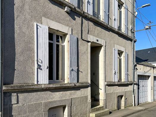 Maison de ville à vendre 235 000 € 5 pièces 4 chambres 230 m² 930 m² de terrain Les Grippeaux Parthenay 79200