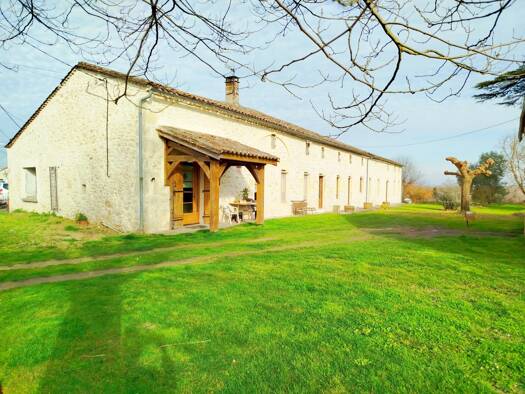Maison de plain-pied à vendre 263 750 € 7 pièces 4 chambres 240 m² 3 495 m² de terrain Soussac 33790