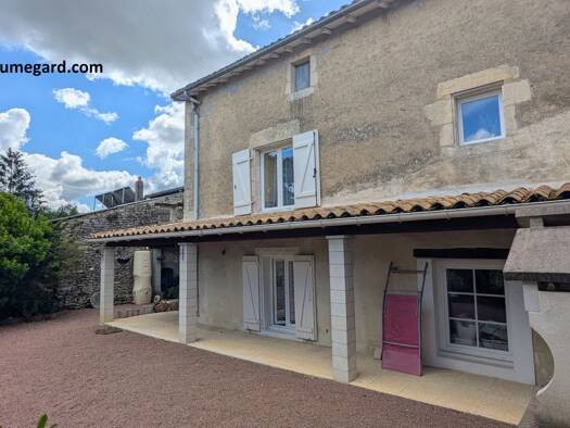 Maison à vendre 228 800 € 4 pièces 3 chambres 127 m² 2 557 m² de terrain Cherveux 79410