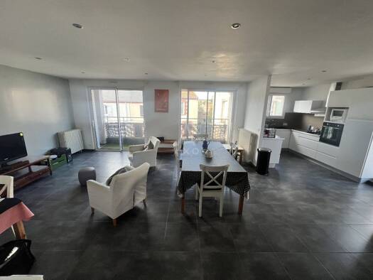 Appartement à louer 900 € 4 pièces 3 chambres 82 m² RDC/1 Montaigu 85600