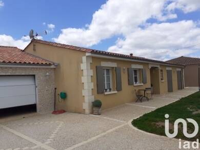 Maison de plain-pied à vendre 334 000 € 6 pièces 5 chambres 144 m² 935 m² de terrain Centre Ville La Couronne 16400