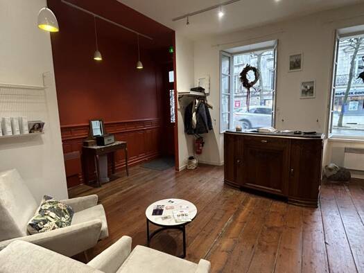 Local commercial à louer 869 € 70 m² de surface de vente Saintes 17100