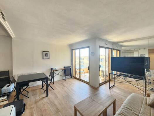 Appartement à vendre 235 000 € 2 pièces 1 chambre 43 m² Étage 2/3 Moulieres Le Cannet 06110