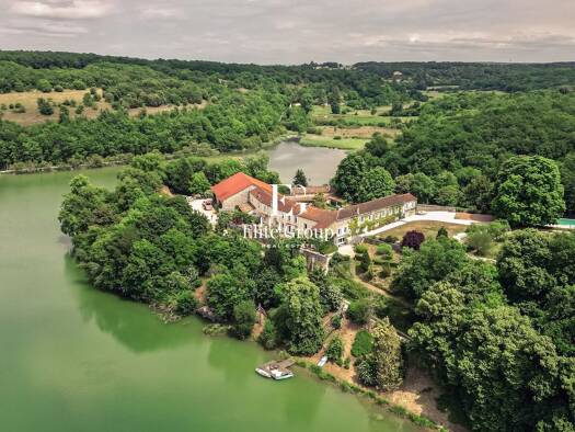 Maison à vendre 3 180 000 € 20 pièces 15 chambres 980 m² 831 902 m² de terrain Dirac 16410