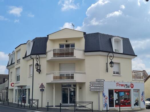 Appartement à louer 890 € 2 pièces 1 chambre 49 m² Étage 1/2 Village Pierre Lais La Queue-en-Brie 94510