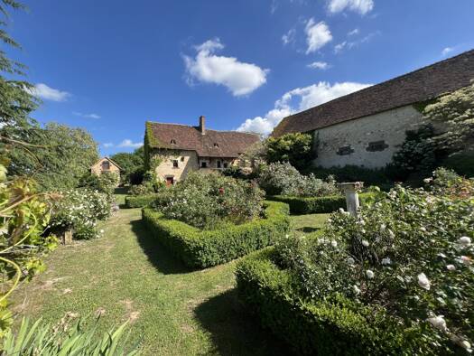 Maison de plain-pied à vendre 590 000 € 6 pièces 3 chambres 200 m² 9 100 m² de terrain Assigny 18260